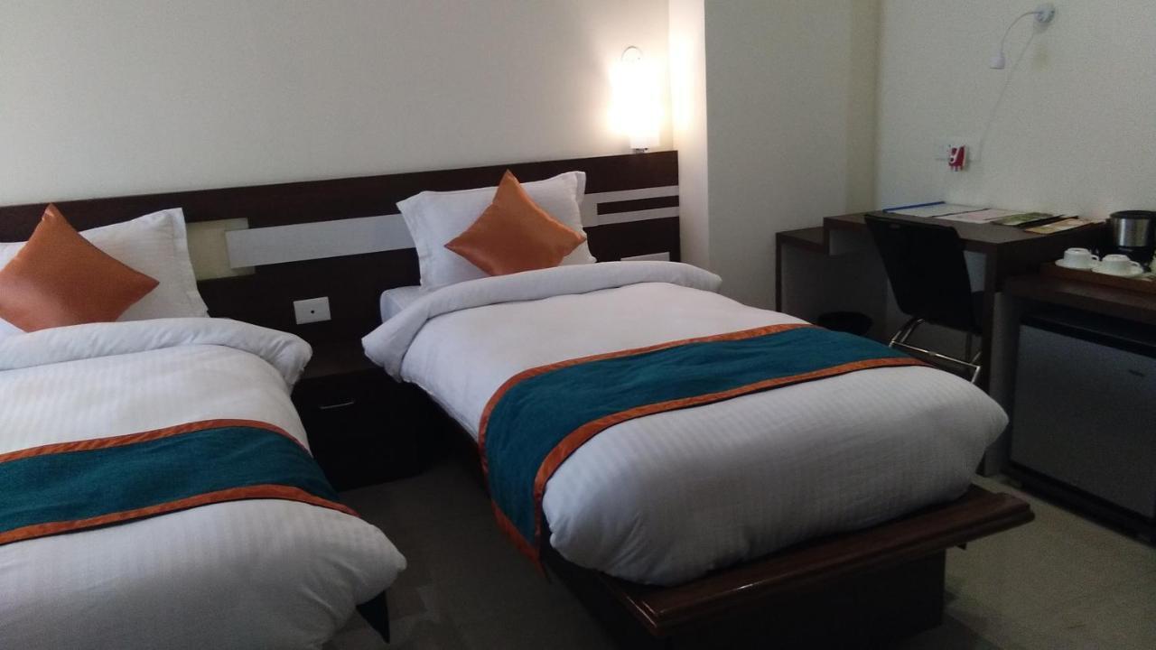 Hotel Park Riviera Guwahati Exterior foto